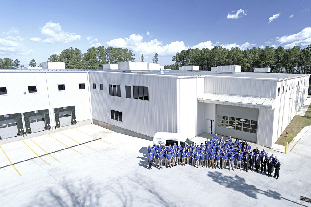 Group photo in front of the new building: The Schmalz USA team celebrates the inauguration.
