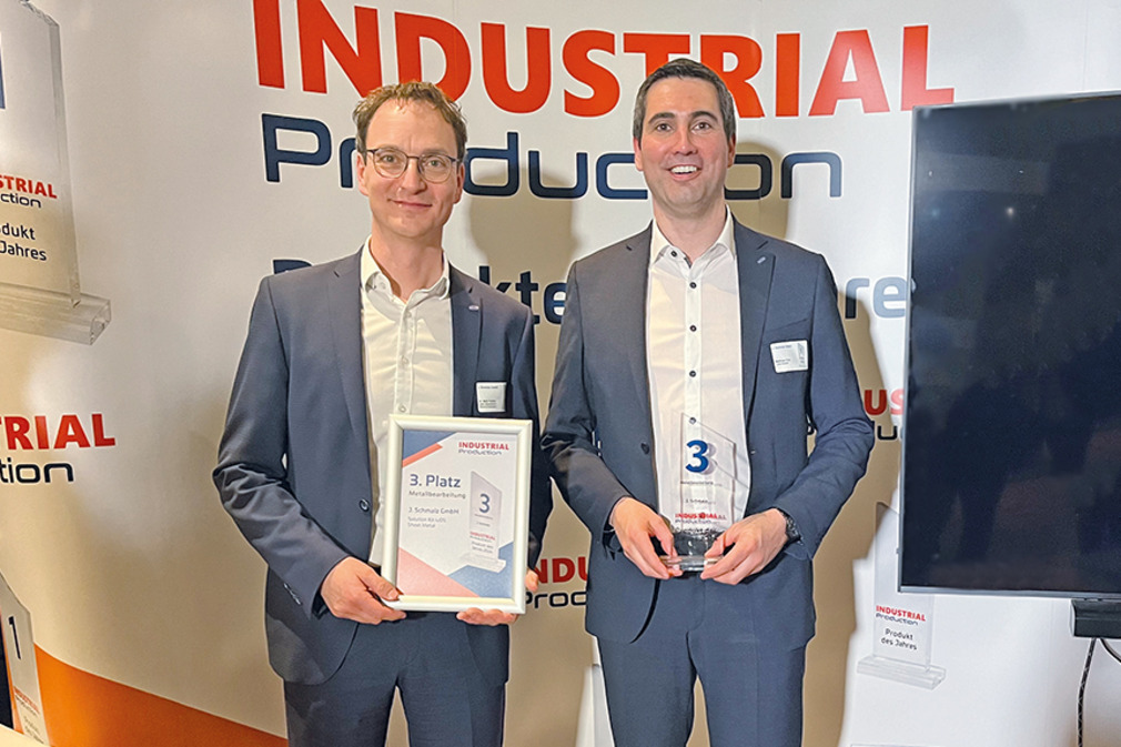 Delighted with the award: Dr. Maik Fiedler (left, Member of the Management Board and Head of Business Unit, Vacuum Automation) and Matthias Frey (Head of Robotics, Vacuum Automation)