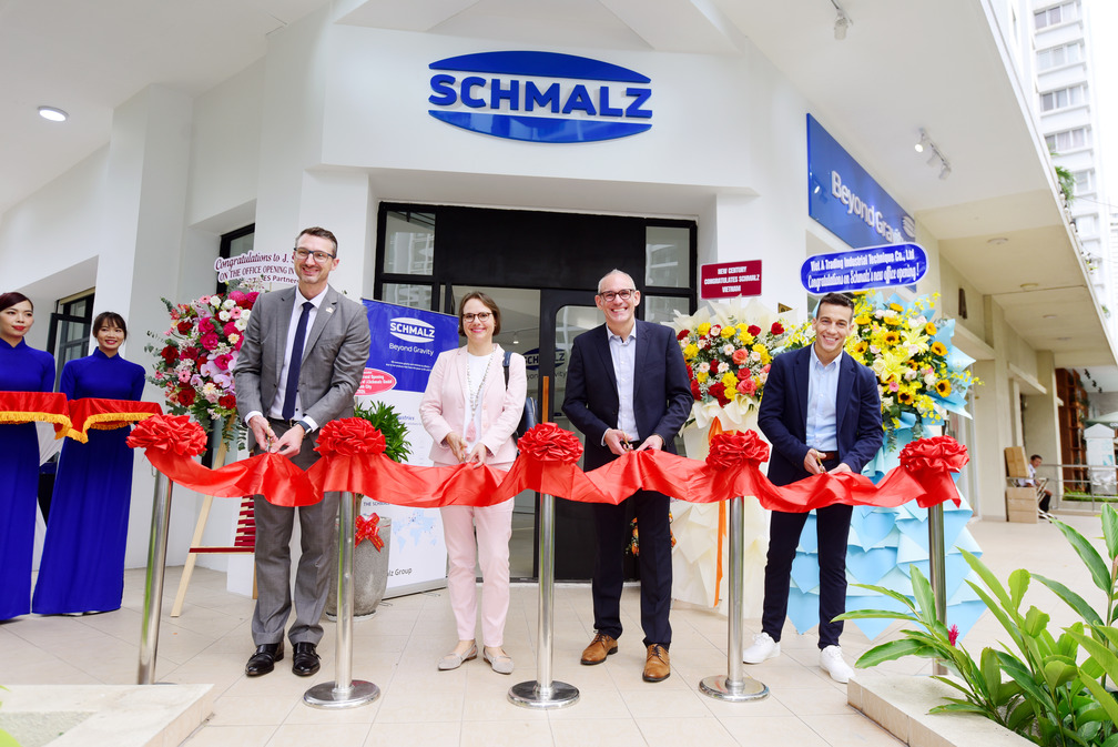In the picture from left to right: Peter Kompalla (AHK Chief Representative), Dr. Josefine Wallat (Consul General Vietnam), Jochen Gunkel (Regional Manager) and Vicente Corbin (Site Manager Schmalz Vietnam) ceremonially cut the opening ribbon.