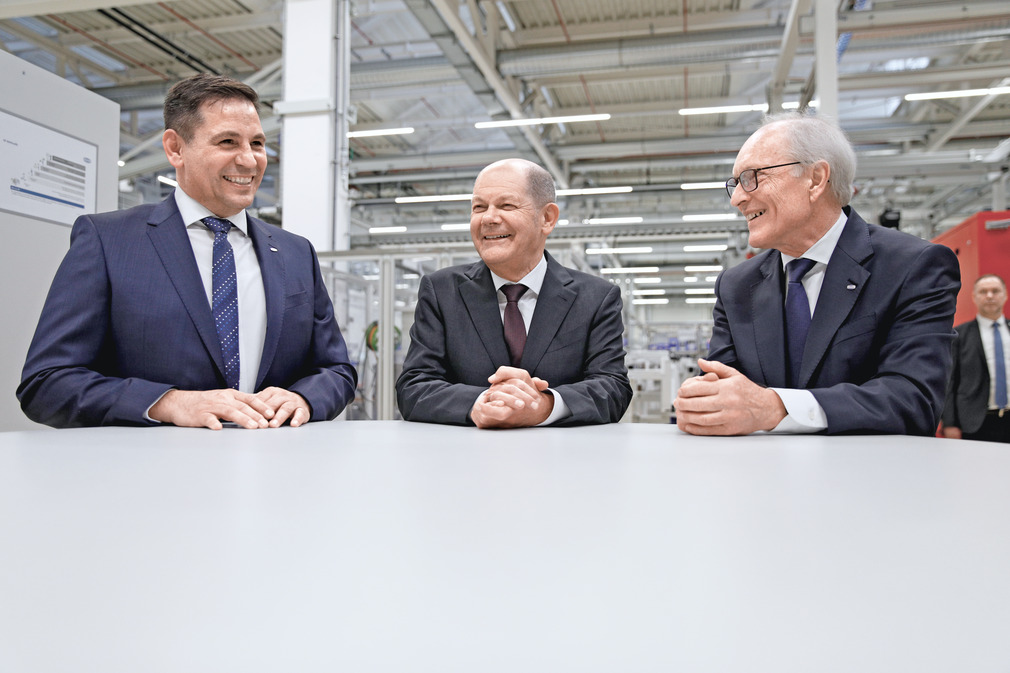 在奥拉夫-施迈茨访问期间（中），库尔特-施迈茨博士（右）和 Andreas Beutel 希望改变经济政策的方向。