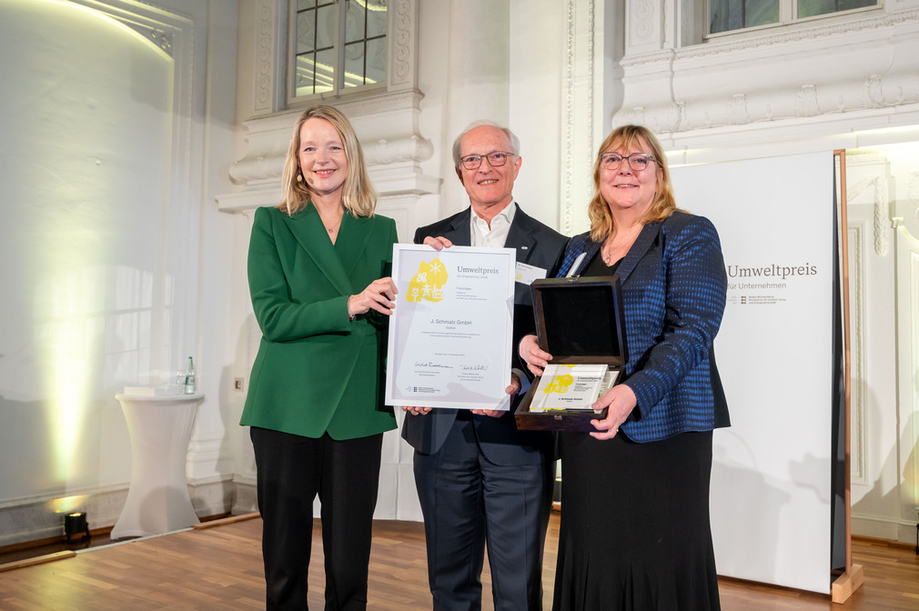 From left to right: Environment Minister Thekla Walker, Dr. Kurt Schmalz (Managing Partner) and Manja Hies (Head of Sustainability) at the award ceremony for the Baden-Württemberg 2024 Environmental Award. Image: Martin Stollberg