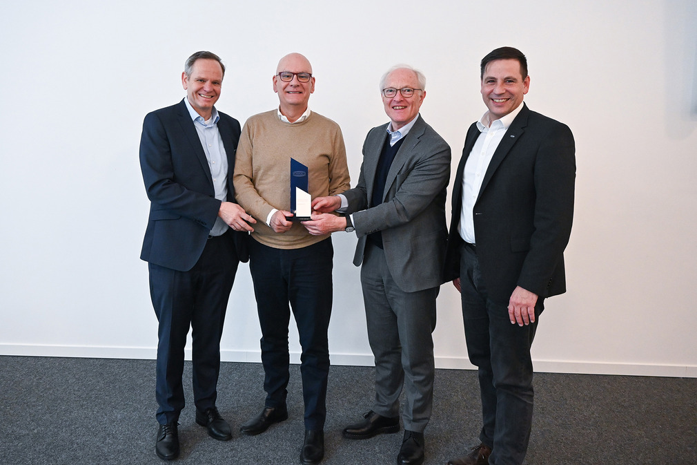 Managing Director Andreas Beutel (right), Managing Partner Dr. Kurt Schmalz (second from right) and Sales Manager Thomas Lichtenberger (left) present Spain's Managing Director José Antonio Ramos with the "Company of the Year" award.