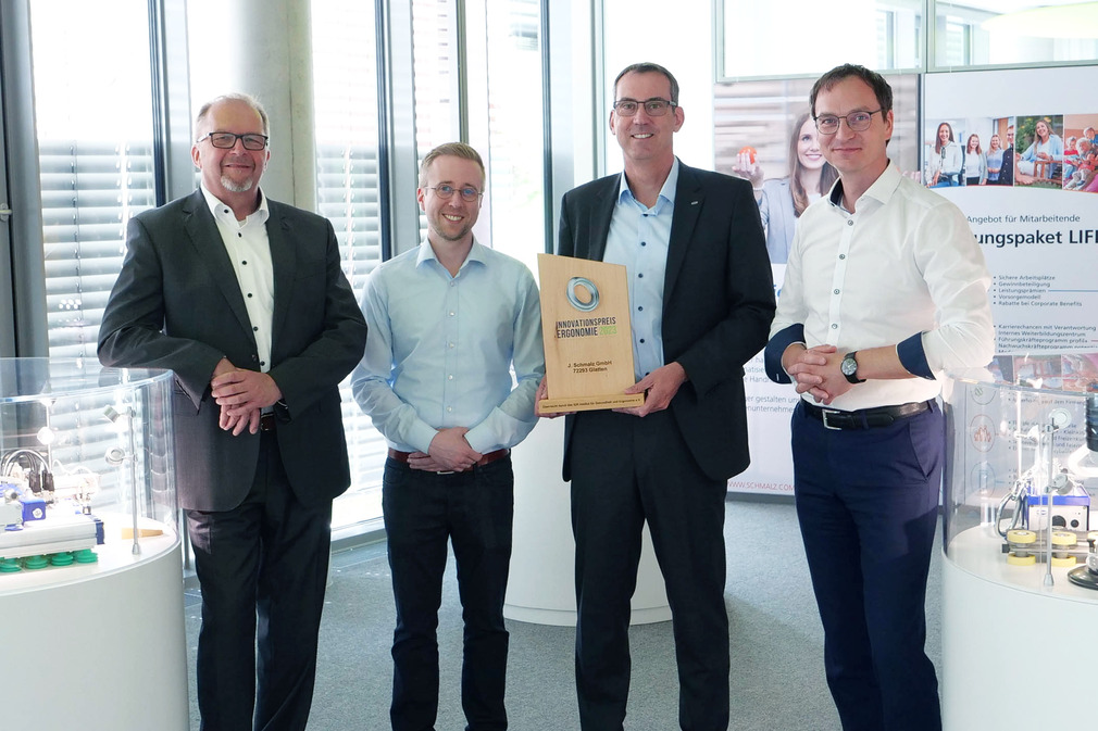 从左至右：Ralf Eisele（IGR）、Sandro Katz（搬运部产品管理）、Michael Schlaich（搬运部工艺业务开发主管）和 Maik Fiedler 博士（真空自动化业务单元主管）。