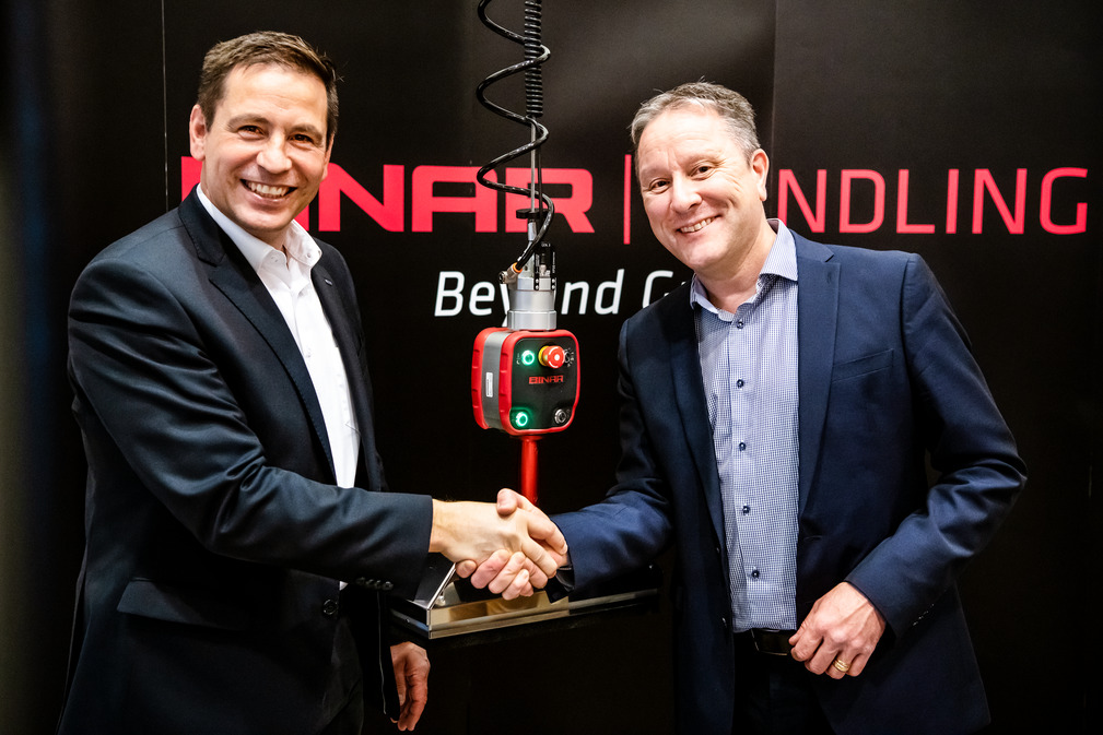 施迈茨总经理 Andreas Beutel（左）和 Binar Handling 首席执行官 Mattias Lindh。