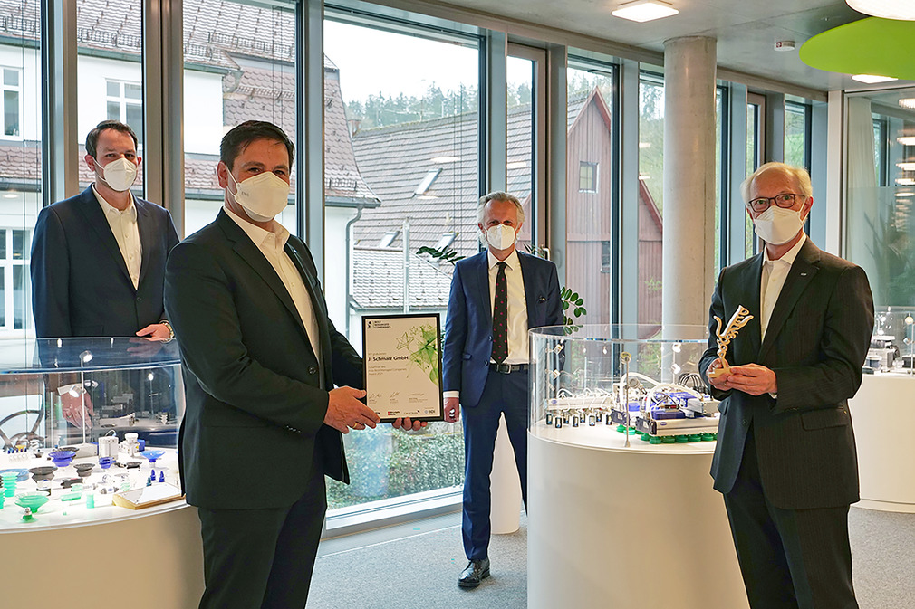 Proud award winners: Schmalz Managing Directors Andreas Beutel (2nd from left) and Dr. Kurt Schmalz (right) accept the Axia Best Managed Companies Award from Björn Neumann (left) and Markus Seiz (both Deloitte).