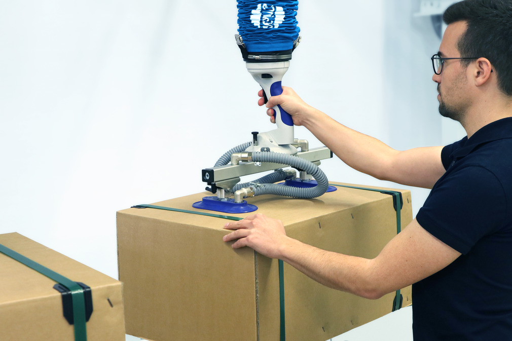 Handling unstable cardboard boxes using a vacuum tube lifter JumboFlex with double suction grippers made up of two new suction plates SAOF 180x90.