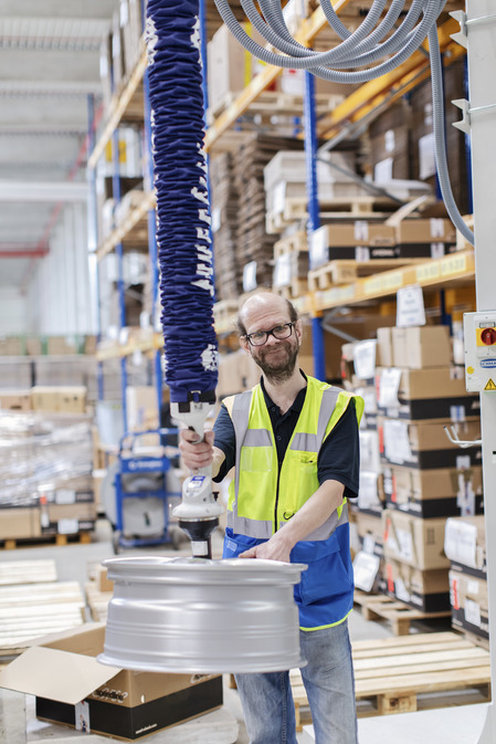 Users from the automotive industry such as the central RONAL Logistics Centre handle rims safely and quickly with the new rim gripper from Schmalz - without heavy physical strain for the employees and without damaging the products.