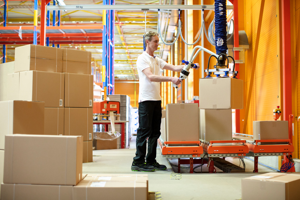 The JumboFlex High-Stack allows users to pick up packages in an upright body position.