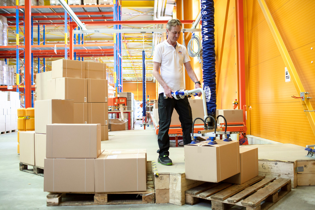 The employees stand on a platform approximately 40 centimeters high, which improves accessibility.