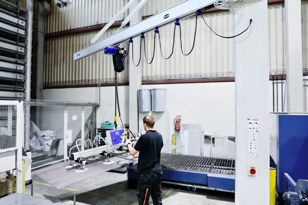 The aluminium of the crane reduces the dead weight. The operator can work for a long time without fatigue due to the smooth running.