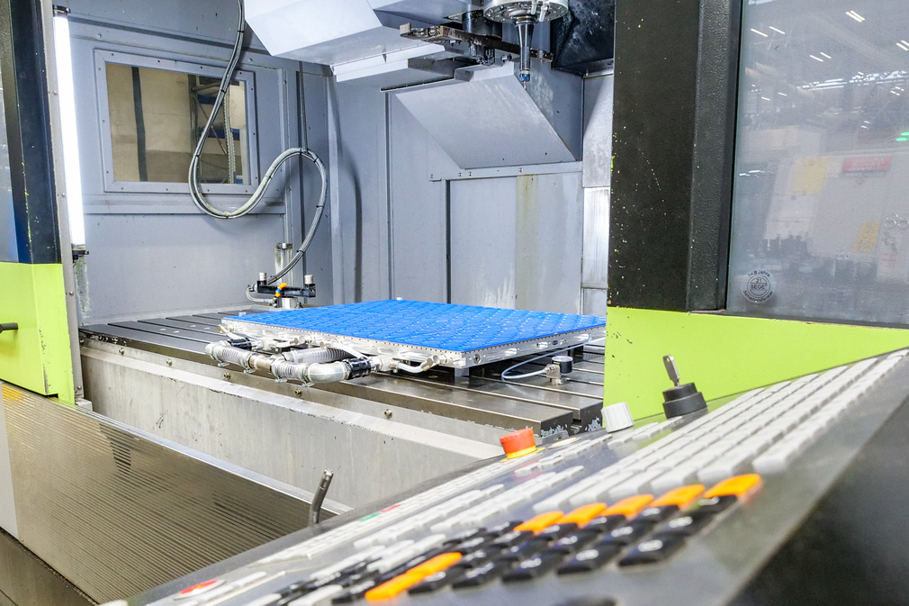 阵列式金属板安装在 T 形槽工作台上略微凸起的位置。