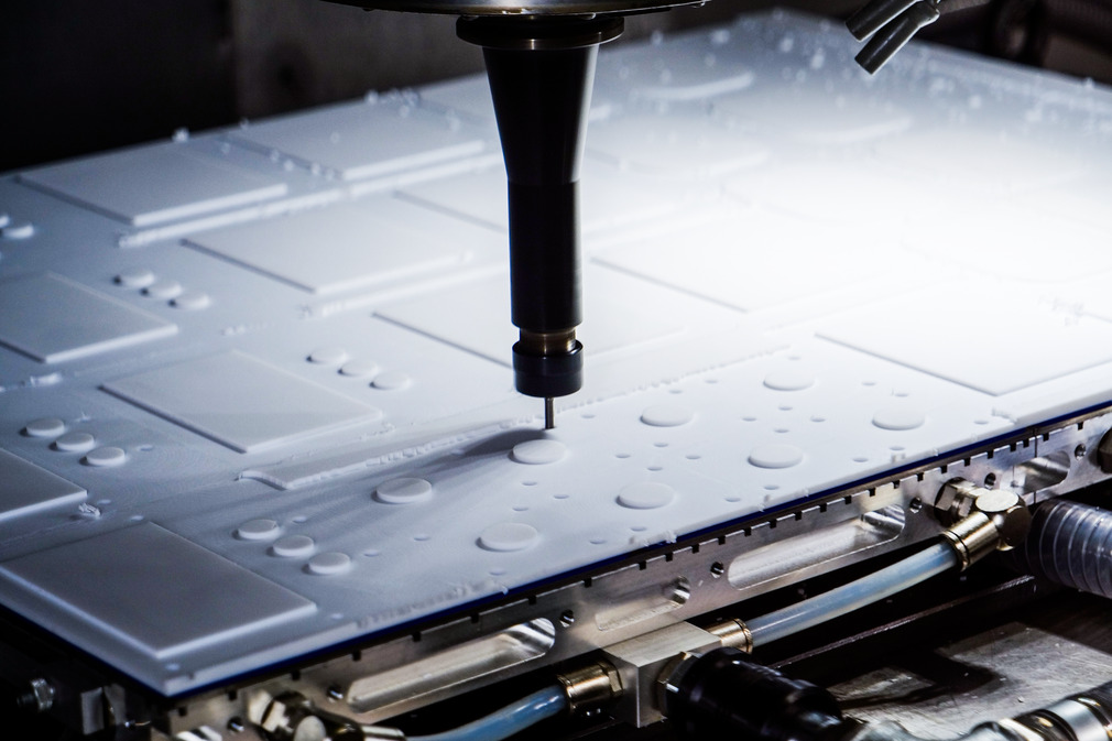 由于采用了 FlexMat 弹性垫，还可以开孔，因为工具可以铣入垫中。