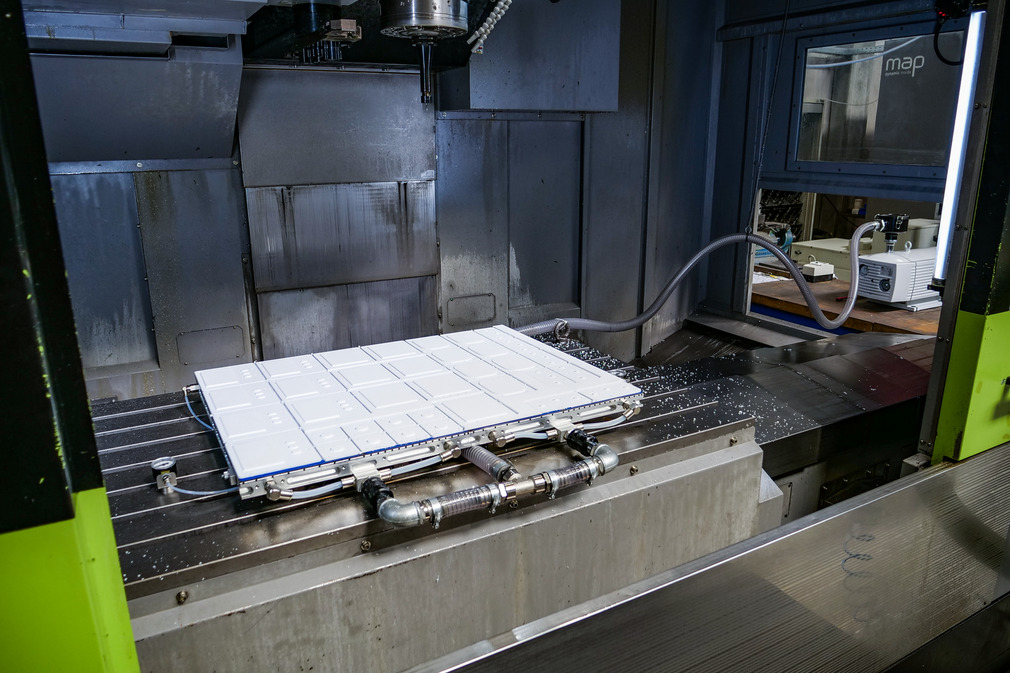 铣削工艺完成后，就可以释放真空和移除板材。