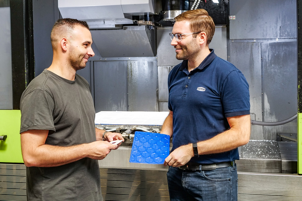 施迈茨公司的产品经理亚历山大-克林克（右）很快就说服了编程组组长塞巴斯蒂安-伯斯特，让他相信 FlexMat 的优势。