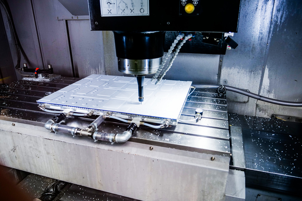 塑料板采用真空装夹，不会造成损坏。