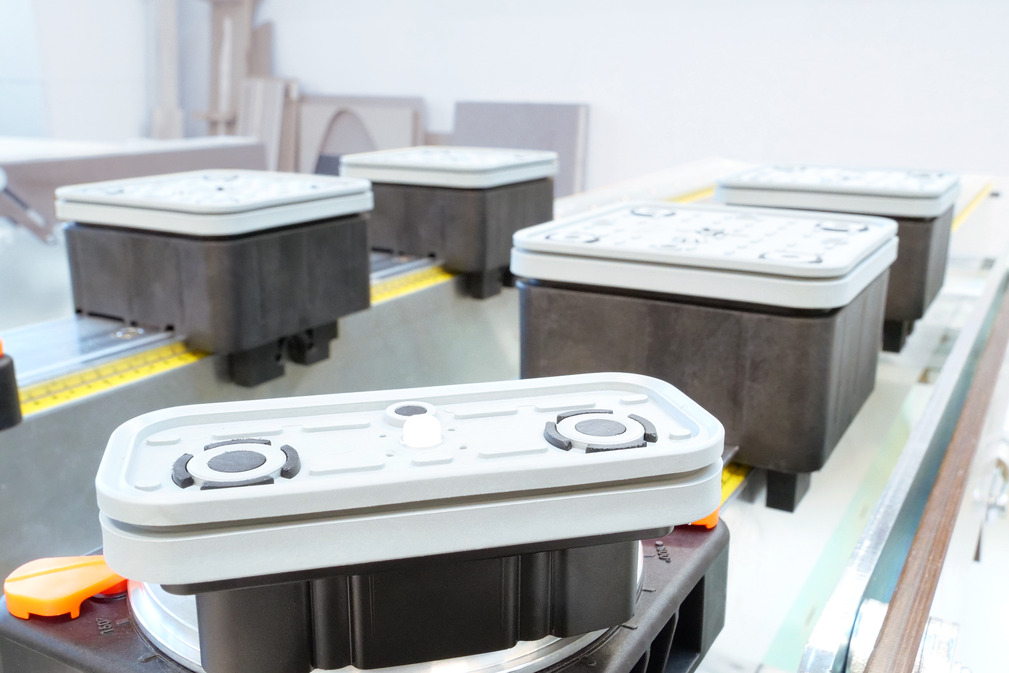 The suction cup can be fixed in the holder in 15-degree increments without tools using the orange clamping levers.