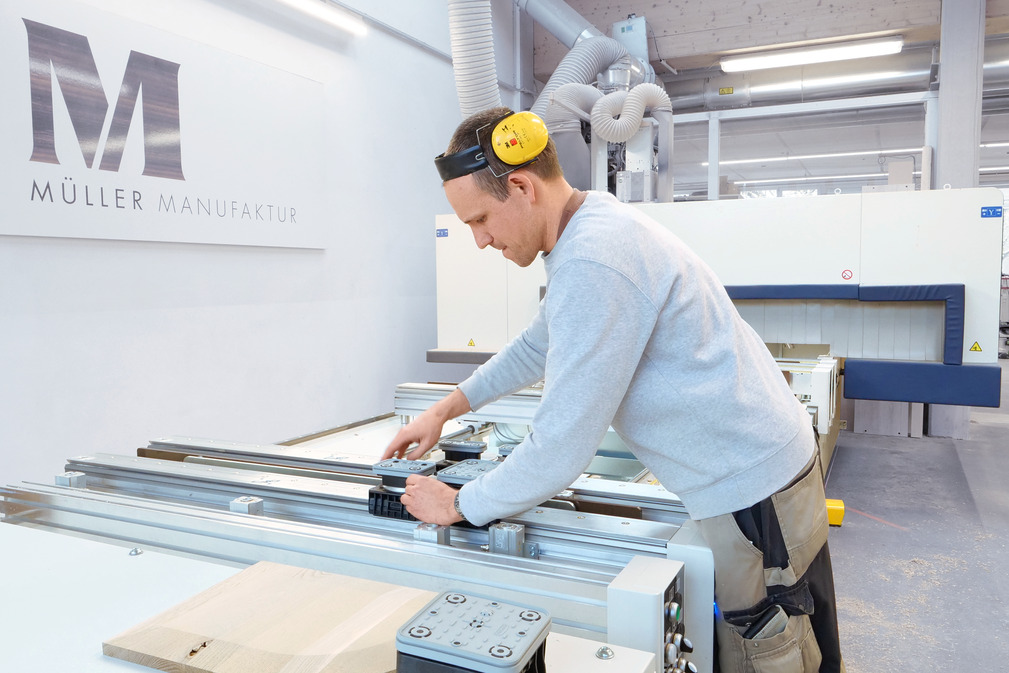 Short set-up times: Adjusting the rotating vacuum blocks and changing the suction plate are quick, easy and tool-free for carpenter Michael Spinner.