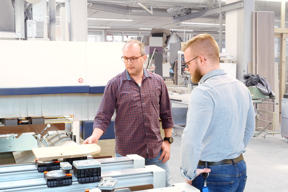 Markus Hermann (left), Managing Director of Müller Manufaktur Möbelbau GmbH, with Matthias Schmider, Product Manager at Schmalz.
