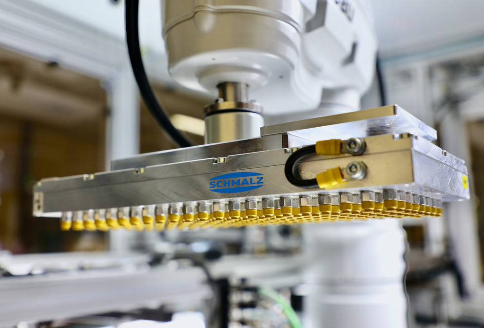 176 flat suction cups lift the chips simultaneously out of the Jedec tray