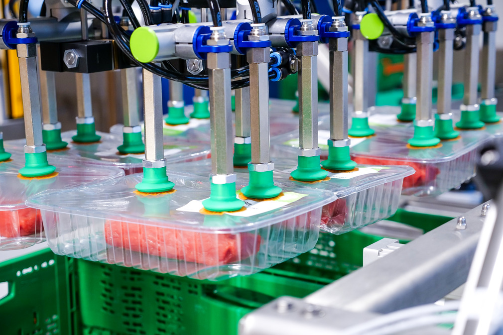 The PSPF bellows suction cups pick even irregularly shaped surfaces and deposit them reliably at the target location.