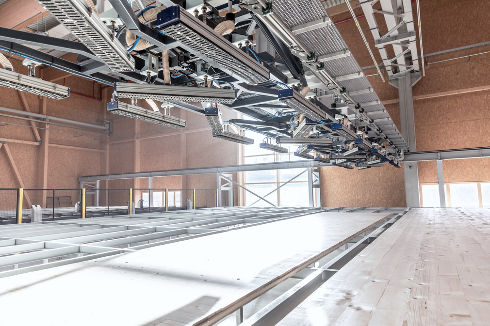 After the boards have been glued into single-layer panels, another suction spider with FMHD grippers stores the sheets in a fully automatic sheet storage system.