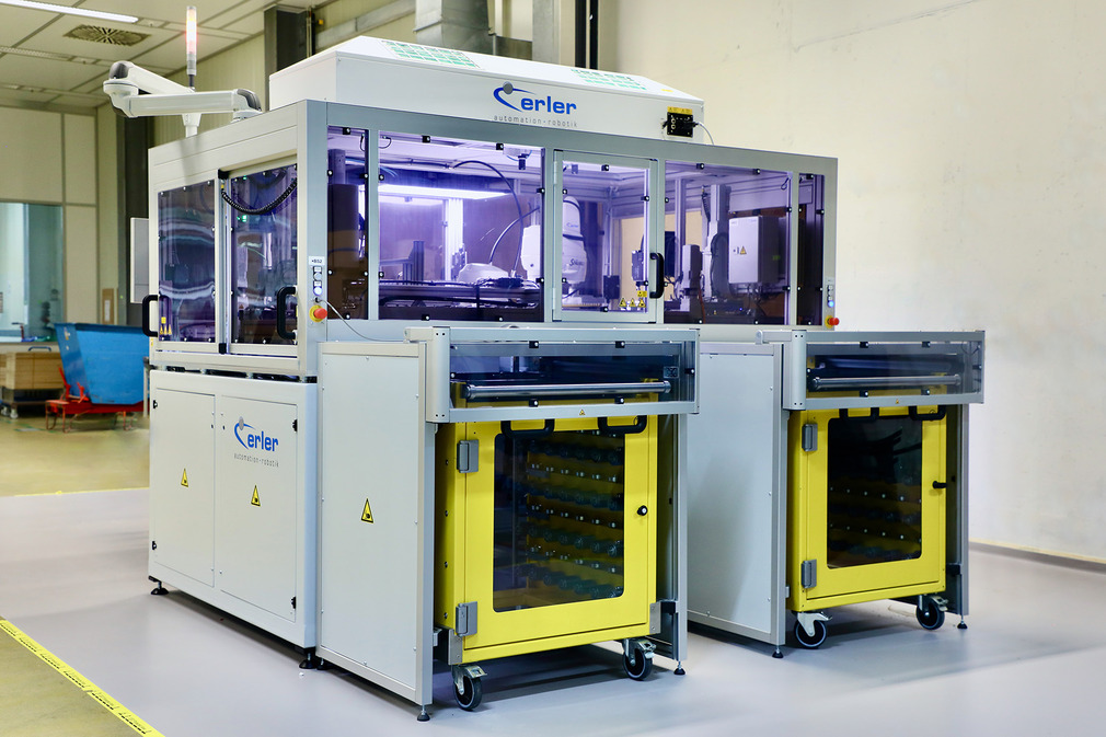 The system from erler gmbH automation . robotik places the chips in a special device, with which they are later completely immersed in the treatment bath