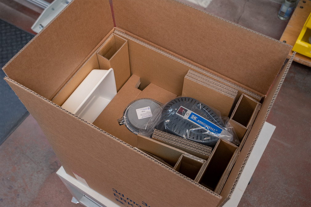 经过检查后，牙科热成型装置，设备被包装起来，可以安全地移动式。